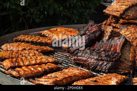 Die Schweinerippchen grillen mit grillglasur Street Food. Stockfoto