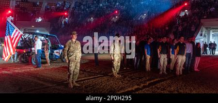 Harrisburg, Pennsylvania – Brig. General James McCormack, Assistant Adjutant General-Army, Pennsylvania National Guard, leistet vor dem Start des Professional Rodeo Cowboys Association Circuit Finals Rodeo am 12. Januar im Rahmen der Pennsylvania Farm Show 2023 den Eid auf die Anwerbung von Rekruten im aktiven Dienst und der Nationalgarde. (Pennsylvania National Guard Foto von Wayne V. Hall) Stockfoto