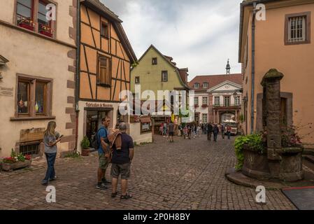 Fußgängerzone im historischen Zentrum der elsässischen Gemeinde Riquewihr Stockfoto
