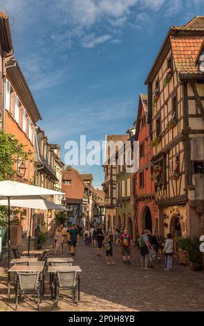 Fußgängerzone im historischen Zentrum der elsässischen Gemeinde Riquewihr Stockfoto