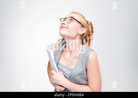 Junge, glückliche Frau, die von einer glänzenden Zukunft träumt Stockfoto