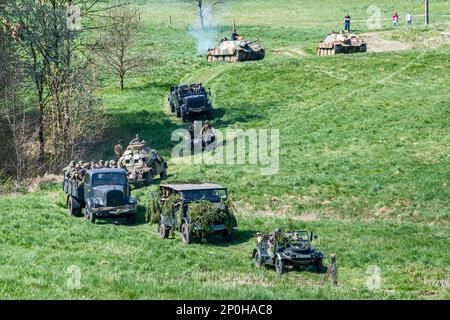 Deutscher Fahrzeugkonvoi, bei der Nachstellung der Schlacht von WW2, Jelenia Gora, Niederschlesien, Polen Stockfoto