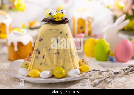 Traditionelles Oster-Hüttenkäse-Dessert für orthodoxe Ostern. Festlicher Tisch mit Ostergerichten und Dekoration für den Urlaub. Stockfoto
