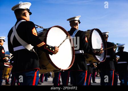 USA Marines mit der West Coast Composite Band des United States Marine Corps treten am 2. Januar 2023 bei der Rose Parade in Pasadena, Kalifornien, auf. Marines von der 1. Marine Division Band, 3. Marine Aircraft Wing Band und Marine Band San Diego kamen zusammen, um die Composite Band zu bilden. Sie spielten traditionelle Militärmusik, um Patriotismus und Zusammenhalt zwischen dem Militär und dem amerikanischen Volk zu demonstrieren. Stockfoto