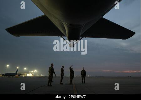 USA Air Force KC-135 Stratotanker Aircrew-Mitglieder und Luftfahrzeuginstandhaltung Airmen, die der 91. Expeditionary Air Tanken Squadron zugeteilt sind, führen am 4. Januar 2023 am Luftwaffenstützpunkt Al-Udeid, Katar, Instandhaltungsüberprüfungen vor dem Flug durch. Der KC-135 bietet wichtige Tankmöglichkeiten in den USA Verantwortungsbereich des Zentralkommandos. Stockfoto