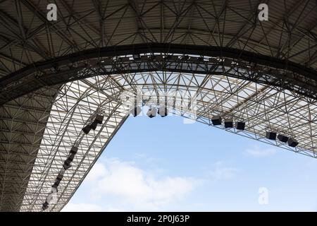 Lichter und Lautsprecher des Sportstadions, des Dachs des Fußballstadions. Stockfoto