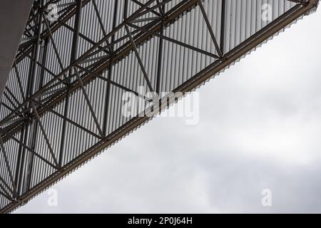 Lichter und Lautsprecher des Sportstadions, des Dachs des Fußballstadions. Stockfoto