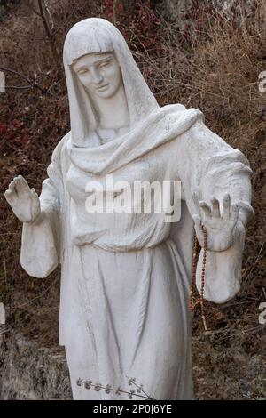 Vintage-Bild eines traurigen Engels auf hellem Hintergrund. Detail. Stockfoto