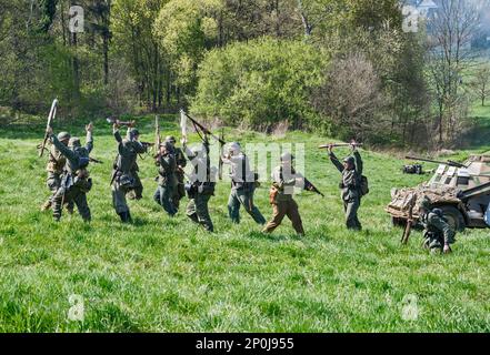 Deutsche Soldaten, die sich bei der Wiederaufnahme der Schlacht WW2 in Jelenia Gora, Polen, den US-Truppen ergeben haben Stockfoto