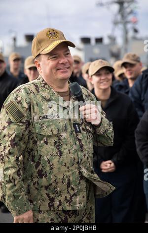 230222-N-TH560-0329 NORFOLK, VA (22. Februar 2023) – Chief of Naval Staff Vice ADM. Rick Cheeseman spricht mit Seeleuten während eines Telefongesprächs an Bord des Ticonderoga-Klasse-Guided-Missile Cruiser USS Gettysburg (CG 64), 22. Februar 2023. Cheeseman und Terrell besuchten Kommandos am Ufer der Naval Station Norfolk, um über Karriere, Bezahlung und Personaldienste zu sprechen. Stockfoto