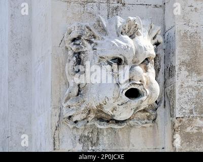 Wassersprühkopf, architektonische Details des alten Brunnens in Dubrovnik, Kroatien Stockfoto