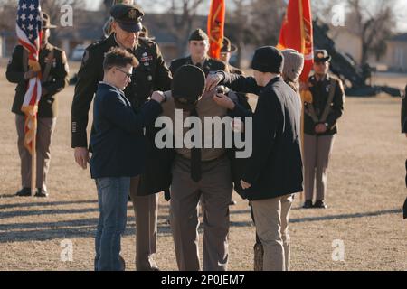 Brigg. General Shane P. Morgan hat das Feld übernommen, um offiziell den Rang eines Brigadegenerals zu übernehmen. Er wurde von seiner Frau Katy und ihren Kindern Brielle, Brenden und Foster sowie seinem 36-jährigen Mentor im Ruhestand von Oberst Richard Spaulding festgehalten. Morgans Schwiegervater Lee Shea überreichte ihm während seiner Beförderungszeremonie am Freitag, den 27. Januar, in Fort Sill seinen General Officer Gürtel. Stockfoto