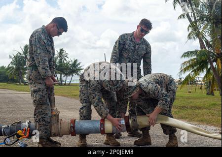 MARINESTÜTZPUNKT GUAM, Santa Rita, Guam (14. Februar 2023) Marinebataillons, die unter dem Kommandeur operieren, Task Force 75 und Marines aus dem Combat Logistics Regiment 3 führen während der Zeit von COPE North 2023 am Marinestützpunkt Guam am am am, 14. Februar 2023, eine Weiterentwicklung des verteilten Küstenlittoralen operativen Treibstofftransfersystems (DLOFTS) durch. Die multilaterale Schulungsveranstaltung umfasst etwa 1.000 US-Bürger Flugzeuge, Marines und Matrosen neben 1.000 kombinierten Mitgliedern der Japan Air Self-Defense Force, der Royal Australian Air Force und der französischen Air- und Space Force. Übungen wie Cope North verbessern die Interoperabilität Stockfoto