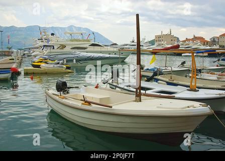 Die Seyachten und Motorboote im Hafen Budva beherbergen Montenegro Stockfoto