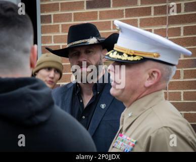 Donald ‚Cowboy‘ Cerrone, pensionierter amerikanischer Mixed Martial Artist, hört Oberst Robert A. Sucher, kommandierender Offizier der Marine Barracks Washington, während eines Besuchs bei MBW am 17. Januar 2023. Cerrone wurde von Oberst Robert A. Sucher, dem kommandierenden Offizier der Marinebaracke Washington, und Sergeant Major Jesse E. Dorsey, Sergeant Major der Marinebaracke Washington, vorgestellt und besichtigt. Stockfoto