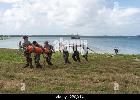 MARINESTÜTZPUNKT GUAM, Santa Rita, Guam (14. Februar 2023) Marinebataillons, die unter dem Kommandeur operieren, Task Force 75 und Marines aus dem Combat Logistics Regiment 3 führen während der Zeit von COPE North 2023 am Marinestützpunkt Guam am am am, 14. Februar 2023, eine Weiterentwicklung des verteilten Küstenlittoralen operativen Treibstofftransfersystems (DLOFTS) durch. Die multilaterale Schulungsveranstaltung umfasst etwa 1.000 US-Bürger Flugzeuge, Marines und Matrosen neben 1.000 kombinierten Mitgliedern der Japan Air Self-Defense Force, der Royal Australian Air Force und der französischen Air- und Space Force. Übungen wie Cope North verbessern die Interoperabilität Stockfoto