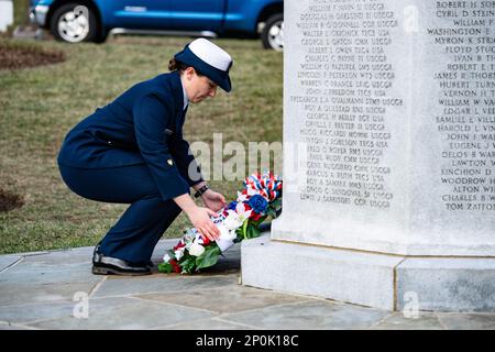 USA Leitender Petty Officer der Küstenwache Ruby Zimetbaum legt einen Kranz am USS Serpens Memorial in Sektion 34 des Nationalfriedhofs Arlington, Virginia, am 27. Januar 2023. In diesem Jahr jährt sich der 78. Jahrestag der Explosion und Zerstörung der USS-Schlangen (AK-97). Bei diesem Vorfall starben 250 Militärangehörige. Dies war die größte einzelne Katastrophe in der Geschichte der Küstenwache. Stockfoto