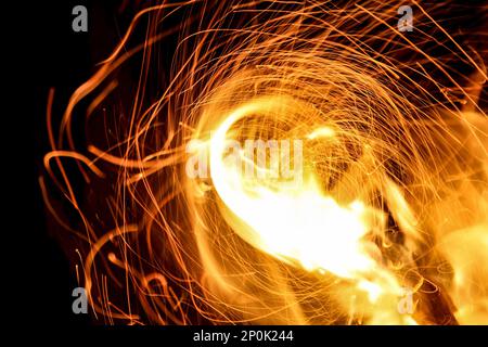 Feuer mit Funkenflug in der Nacht Stockfoto