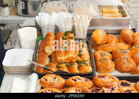 Stehen Sie mit frischem süßem und herzhaftem Gebäck auf dem Bauernmarkt von Náplavka im Winter zu Beginn der neuen Saison Stockfoto