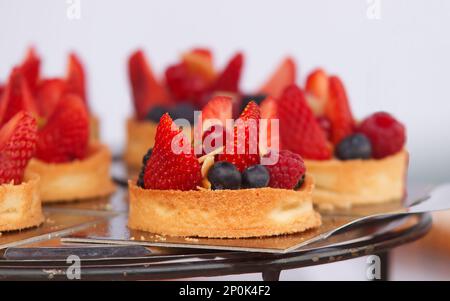 Mini-Obstkuchen, Desserts zum Verkauf auf dem Naplavka Farmers Street Food Markt am Ufer der Moldau in Prag. Stockfoto