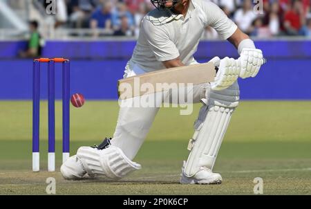 Cricketspieler, Schlagmann, schlägt Ball in einem Stadion. Stockfoto