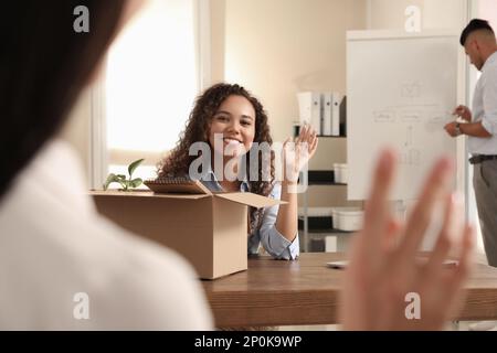 Mitarbeiter begrüßt neuen Mitarbeiter in einem modernen Büro Stockfoto