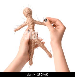 Eine Frau stach Voodoo-Puppe mit Nadel auf weißem Hintergrund ein, Nahaufnahme Stockfoto