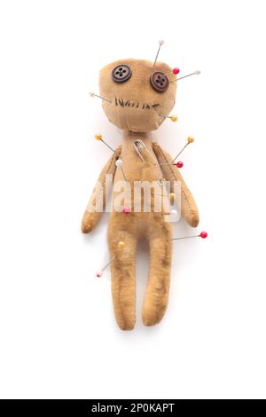 Voodoo-Puppe mit isolierten Nadeln auf Weiß Stockfoto