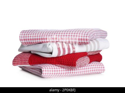 Stapel verschiedener Küchentücher auf weißem Hintergrund Stockfoto