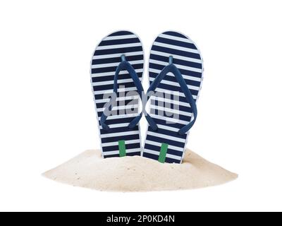 Gestreifte Flip Flops in Sand auf weißem Hintergrund Stockfoto