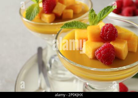 Köstliches Panna Cotta mit Mango und Himbeeren, Nahaufnahme Stockfoto