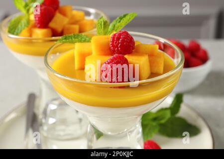 Köstliches Panna Cotta mit Mango und Himbeeren, Nahaufnahme Stockfoto