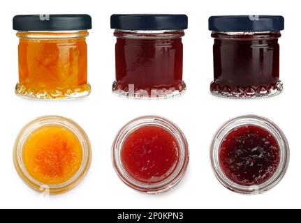 Set mit Gläsern mit verschiedenen leckeren Marmeladen auf weißem Hintergrund Stockfoto