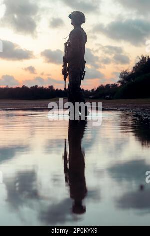 USA Marinekorps Lance CPL. Hunter Brown, ein Infanterie Marine mit Bataillon Landing Team 1/4, 31. Marine Expeditionary Unit, patrouilliert während einer Bootsrazzia auf Kin Blue Beach, Okinawa, Japan, 7. Februar 2023. Die Razzia erhöhte die Fähigkeiten der Marines, umkämpfte Gebiete zu sichern und freundlichen Truppen zu ermöglichen, von Schiff zu Küste voranzukommen. Die 31. MEU operiert an Bord von Schiffen der America Amphibious Ready Group im Einsatzgebiet der 7.-Flotte, um die Interoperabilität mit Verbündeten und Partnern zu verbessern und als einsatzbereite Eingreiftruppe zur Verteidigung von Frieden und Stabilität im indopazifischen Reg zu dienen Stockfoto