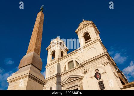 Zwei Glockentürme der Renaissancekirche Trinità dei Monti mit altägyptischem Obelisken, auf der Spitze der berühmten Spanischen Treppe, im Zentrum von Rom Stockfoto