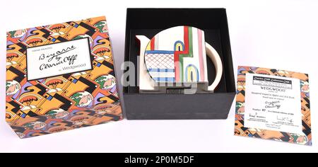 Clarice Cliff Limited Edition – Reproduktion von Teekanne und Verpackung von Wedgewood Pottery Stockfoto