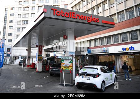 Die allgemeine Abbildung zeigt Benzinpumpen und ein Auto an einer TotalEnergies (Total Energies)-Tankstelle (Benzin, Öl, Diesel) in Paris, Frankreich, am 2. März, 2023. TotalEnergies führt an seinen Tankstellen einen Tankdeckel für bestimmte Benzin- und Dieselprodukte ein, der rund 3.400 Tankstellen in ganz Frankreich betrifft. Die meisten Benzin- und Dieselprodukte sind bis Ende 2023 auf maximal 1,99 € pro Liter begrenzt, unabhängig von Marktschwankungen. Die Obergrenze gilt seit Februar 25 für Autobahntankstellen, alle anderen Tankstellen folgten am 1. März. Foto von Victo Stockfoto