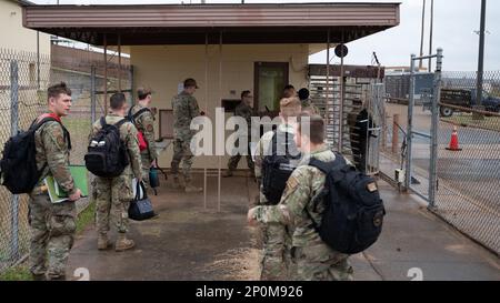 Barksdale Airmen durchqueren während des Trainings Bayou Vigilance am Luftwaffenstützpunkt Barksdale, La., 18. Januar 2023 einen Zutrittskontrollpunkt (Entry Control Point, ECP). ECPs tragen dazu bei, die Sicherheit des gesamten Personals an der Fluglinie bei erhöhtem Kraftschutz zu gewährleisten. Stockfoto