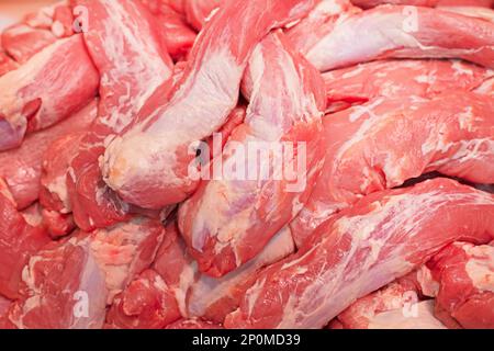 Stücke von frischem Lamm und Rindfleisch, Nahaufnahme, Verkauf, horizontal Stockfoto