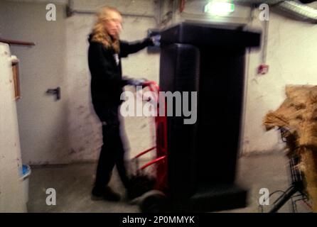 Berlin, Deutschland. Lucas/Leonard Wellington bereitet einen Veranstaltungsort für den Abend im Metropol Club am Nollendorfplatz vor. Stockfoto