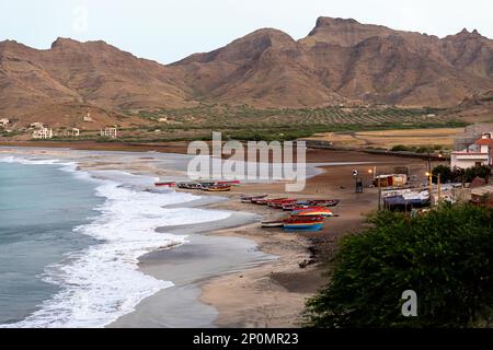 Spektakuläres Fischerdorf Sao Pedro und Strand in den frühen Morgenstunden mit wunderschönen Gebirgszügen auf der Rückseite, Insel Sao vicente, Cabo verde Stockfoto