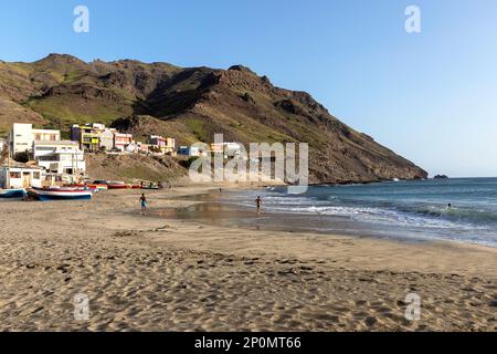 Spektakuläres Fischerdorf Sao Pedro und Strand in den frühen Morgenstunden mit wunderschönen Gebirgszügen auf der Rückseite, Insel Sao vicente, Cabo verde Stockfoto