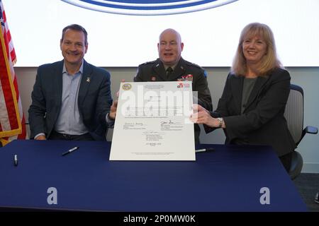 (Von links) John Savona, Vice President, Americas Manufacturing & Labor Affairs, Ford Blue, Major General Matthew Baker, Commander, 88. Readiness Division, und Alecia Grady, Director von P3, Nach der Unterzeichnung der Proklamation P3 am 20. Januar 2023, Dearborn, Michigan, (Militärfoto von Cheryl Phillips) Stockfoto