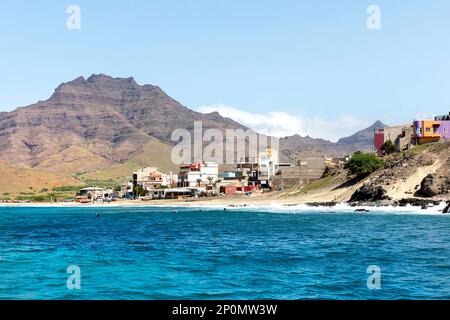 Das Fischerdorf Sao pedro liegt in der Nähe einer wunderschönen Bucht mit Bergen auf der Rückseite, in der Nähe der Stadt Mindelo auf der Insel Sao Vicente und der Inselgruppe Cabo verde Stockfoto