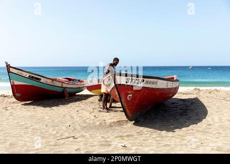 Traditionelle farbenfrohe Holzfischerboote, die an einem sandigen Strand im kleinen Dorf São Pedro, Kap Verde, in einer malerischen Küstenbucht ruhen. Stockfoto