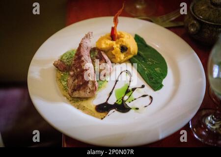 Alpaka Fleisch mit Kartoffeln als Vorspeise Stockfotografie Alamy