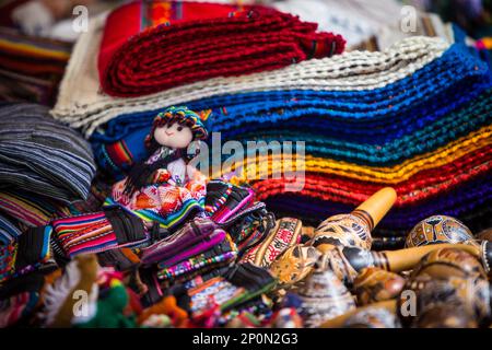 Peruanische Souvenirs werden an einem Marktstand ausgestellt Stockfoto