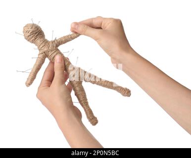 Eine Frau stach Voodoo-Puppe mit Nadel auf weißem Hintergrund ein, Nahaufnahme Stockfoto