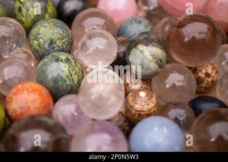 Abgerundete Kristalle zur ganzheitlichen Heilung Stockfoto