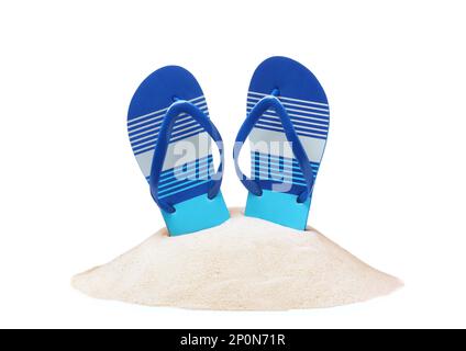 Gestreifte Flip Flops in Sand auf weißem Hintergrund Stockfoto